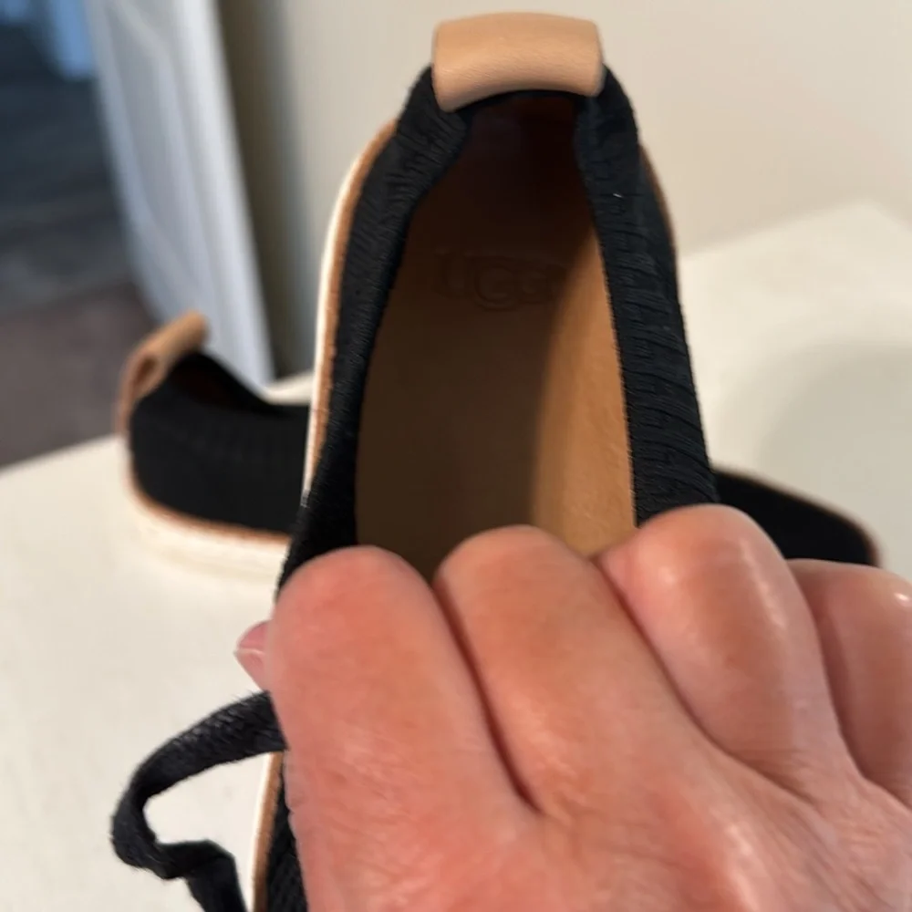 UGG Women’s Sydney Mesh Black and Tan Sneakers with Upper Lace Design / Size 6.5